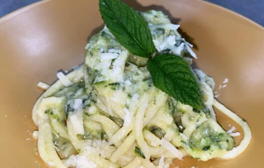 Spaghetti zucchine grattugiate parmigiano e menta