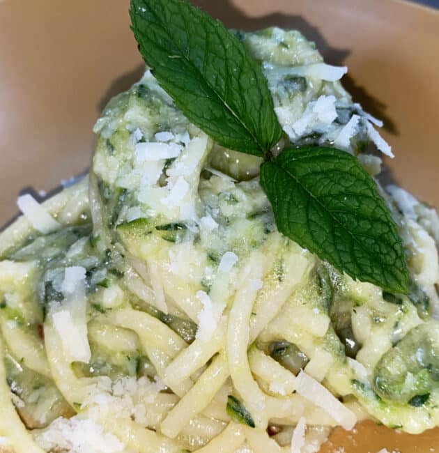 Spaghetti zucchine grattugiate parmigiano e menta