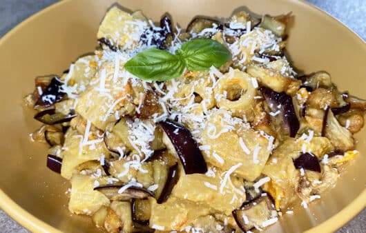 Pasta ricotta stagionata e melanzane