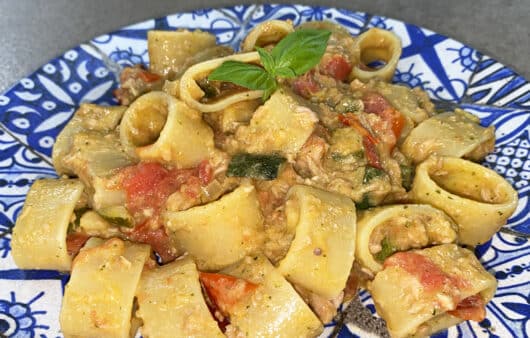 Pasta al tonno con zucchine e pomodorini
