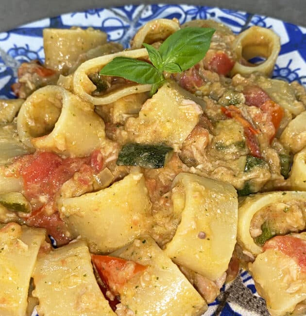 Pasta al tonno con zucchine e pomodorini