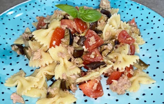 insalata di pasta tonno, melanzane e pomodorini