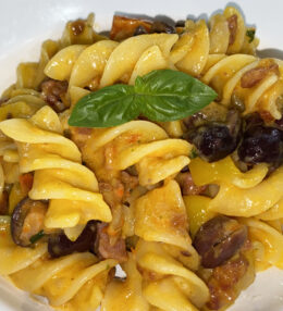 Pasta peperoni pancetta e olive