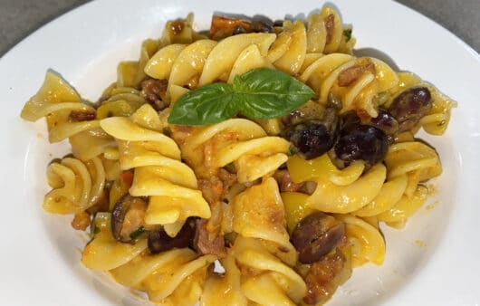 Pasta peperoni pancetta e olive