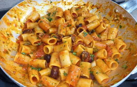 Mezzi paccheri pomodorini olive e capperi