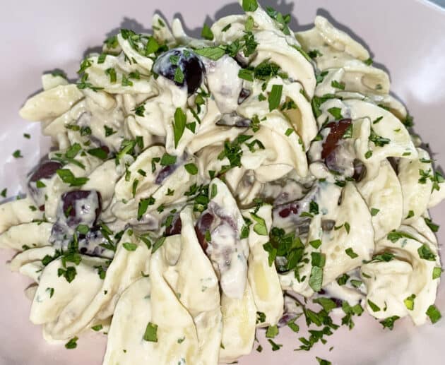 Pasta tonnata con olive