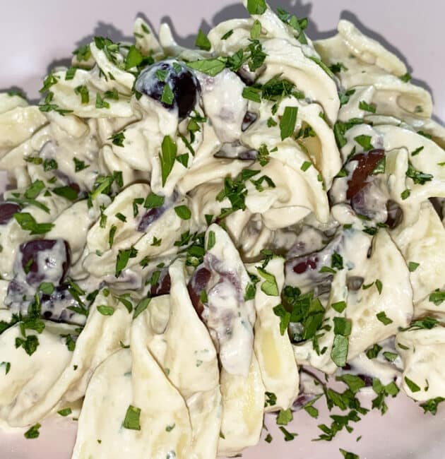 Pasta tonnata con olive