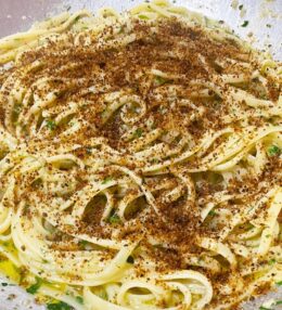 Spaghetti aglio olio e peperoncino con pangrattato alle olive