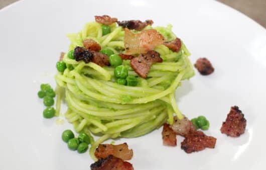 Spaghetti con crema di piselli e guanciale