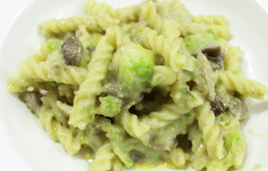 Pasta cavoletti di Bruxelles e funghi misti