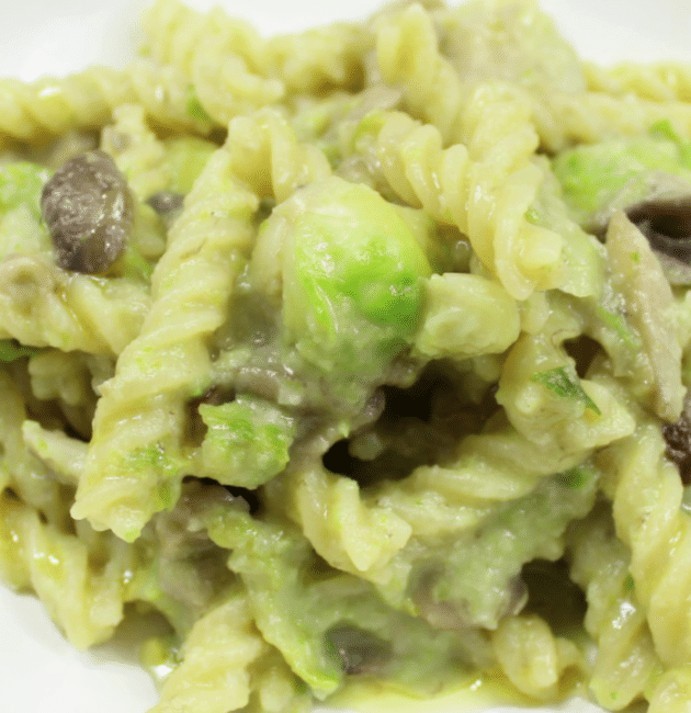 Pasta cavoletti di Bruxelles e funghi misti