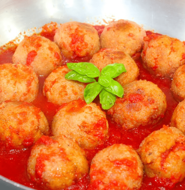Polpette di pane e formaggio nel sugo