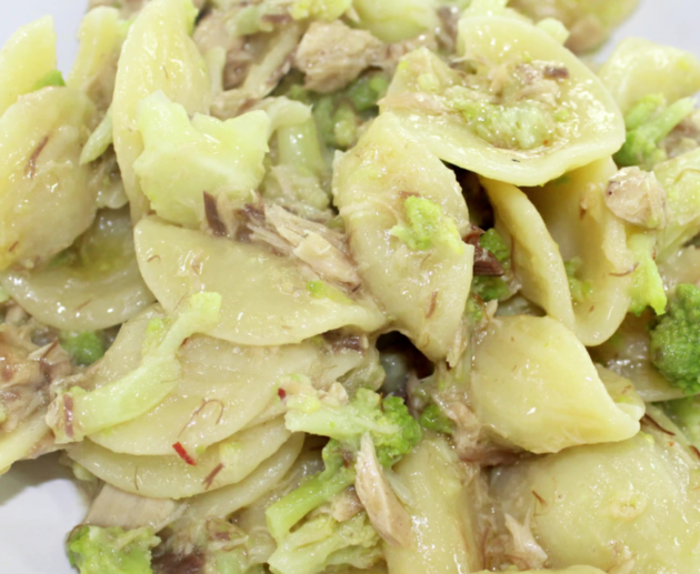 Pasta broccoletti e sgombro in scatola