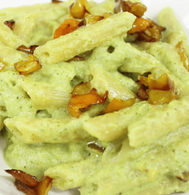Pasta con crema di broccoli e peperoni croccanti