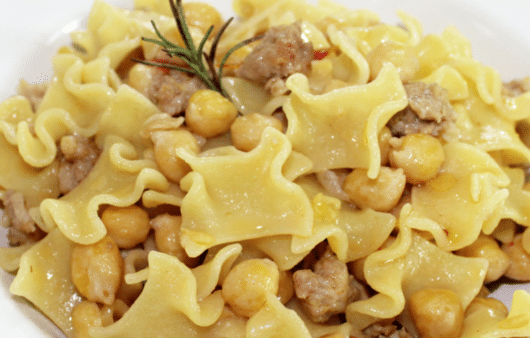 Pasta e ceci con salsiccia