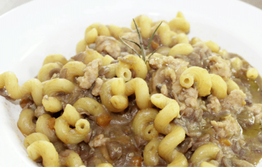 Pasta e lenticchie con salsiccia e funghi