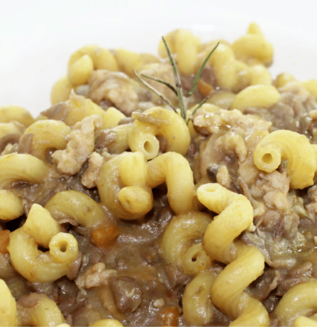 Pasta e lenticchie con salsiccia e funghi