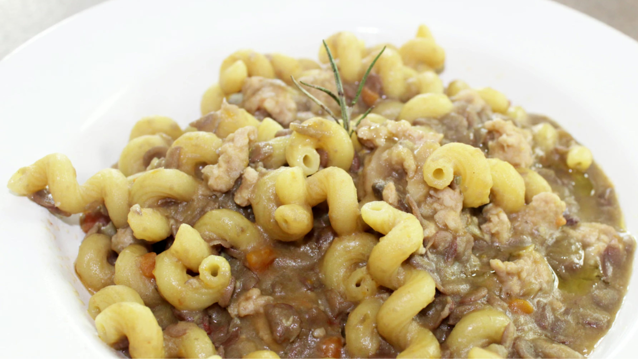 Pasta e lenticchie con salsiccia e funghi