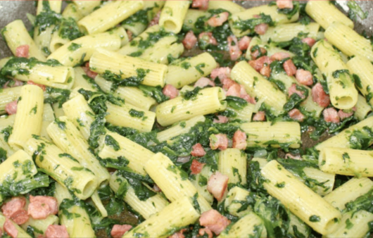 Pasta spinaci e pancetta croccante