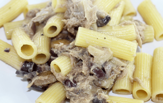 Pasta tonno, funghi e olive