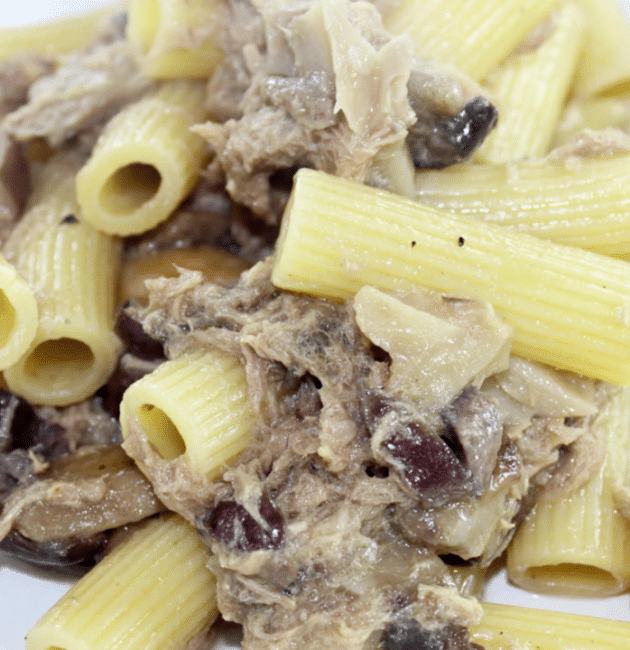 Pasta tonno, funghi e olive