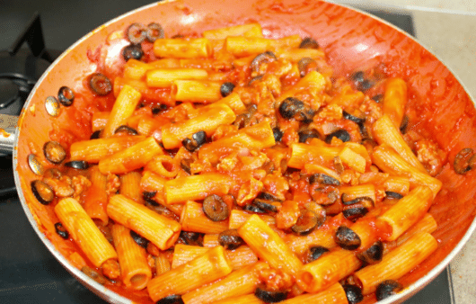 Rigatoni salsiccia pomodoro e olive nere