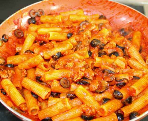 Rigatoni salsiccia pomodoro e olive nere