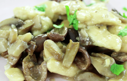 Straccetti di petto di pollo con funghi misti e olive