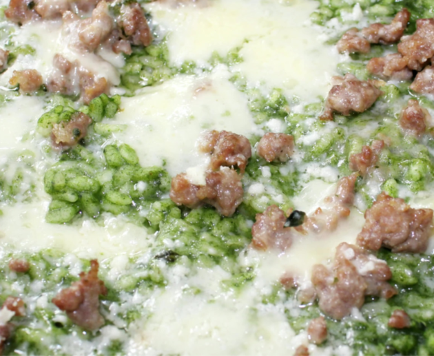 Timballo di riso, spinaci e salsiccia al forno
