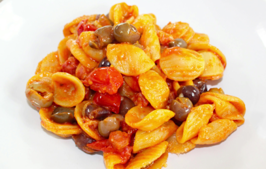 Pasta sfiziosa con olive, pancetta e pomodorini