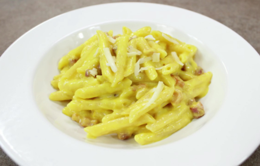 Pasta con crema di peperoni, pancetta e provolone