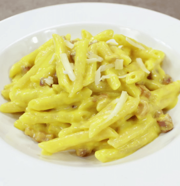 Pasta con crema di peperoni, pancetta e provolone