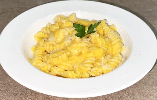 Pasta con crema di carote e pecorino