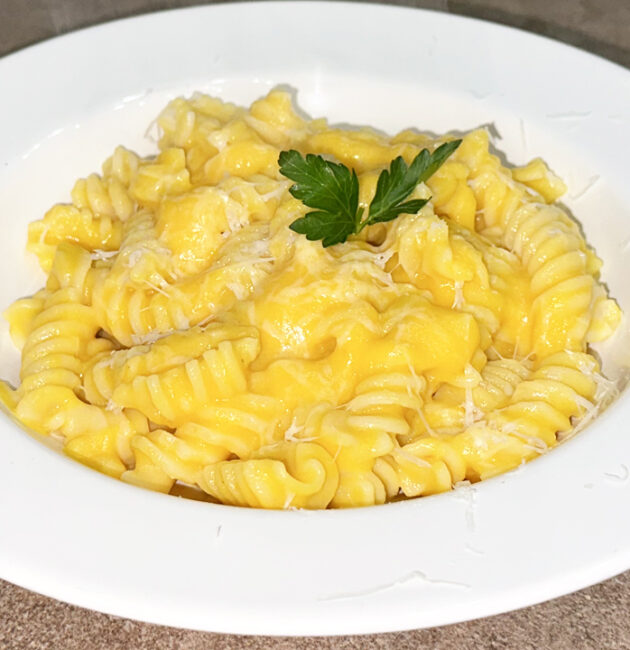 Pasta con crema di carote e pecorino