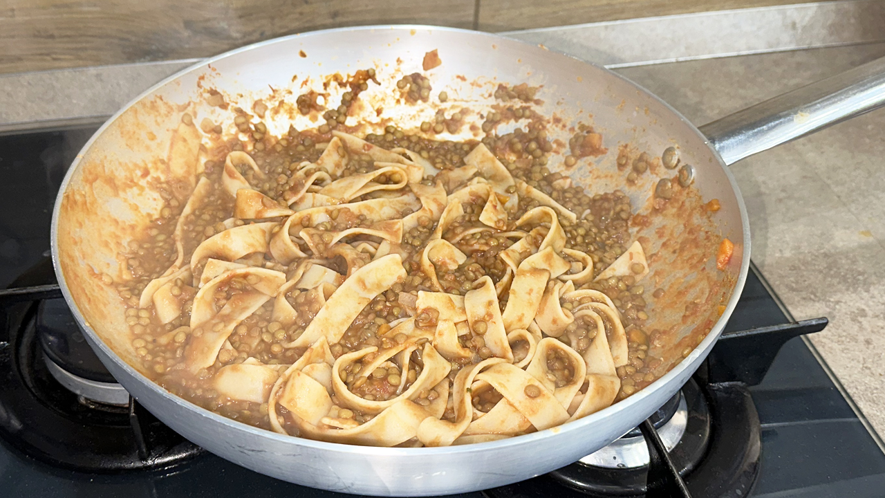 Pasta con ragù di lenticchie