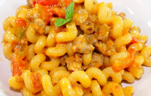 Pasta saporita con salsiccia e peperoni