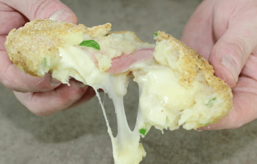 Burger di patate al forno ripieni di formaggio e prosciutto cotto