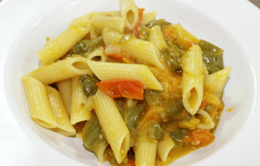 Pasta con peperoni, friggitelli e pomodorini arancioni