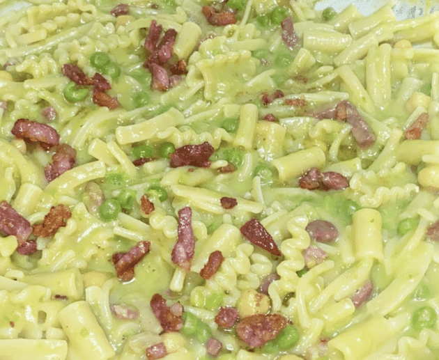 Pasta crema di piselli e ceci con pancetta croccante