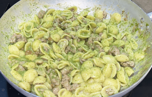 Pasta con pesto di rucola, salsiccia e porcini
