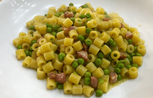 Pasta, piselli e pancetta