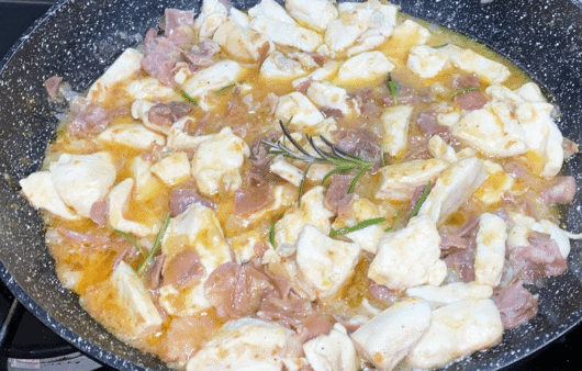 Petto di pollo saporito con prosciutto