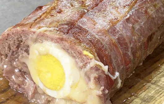 Polpettone di carne al forno con uova arrotolato nel bacon