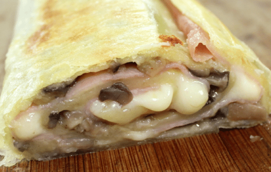 Rotolo di sfoglia ripieno di funghi, melanzane, cotto e formaggio