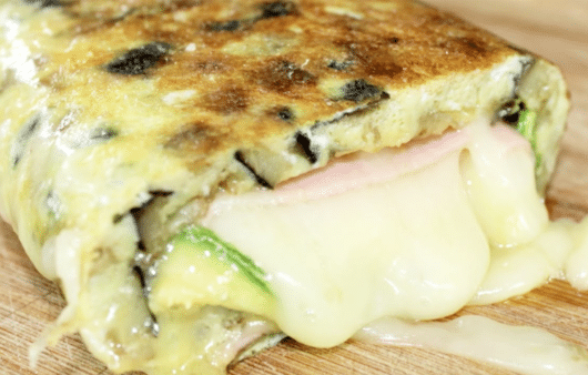 Rotolo di uova farcito con zucchine e mortadella