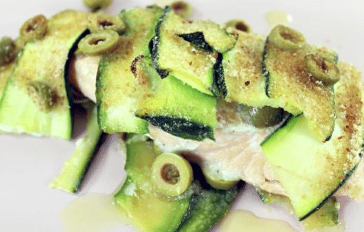 Salmone al forno con zucchine e olive verdi