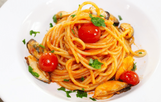 Spaghetti con cozze al pomodoro
