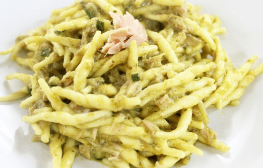 Trofie al tonno con pesto e zucchine