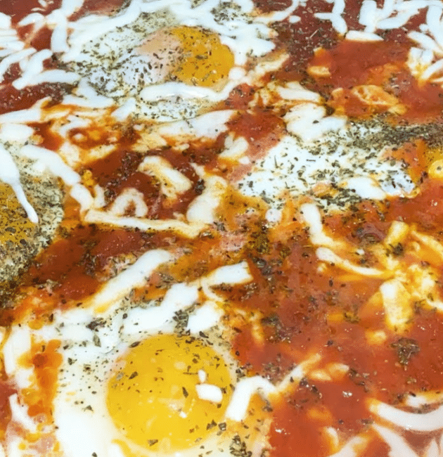 Uova al purgatorio con mozzarella