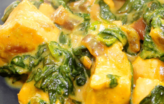 Bocconcini di pollo, spinaci e latte di cocco